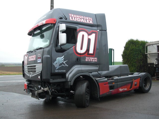 RENAULT PREMIUM 460 DXI 4x2 Gazoil Euro 5 accidenté